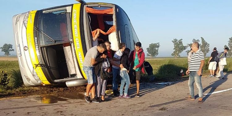 Volcó en Santa Fe un colectivo que venía a Córdoba