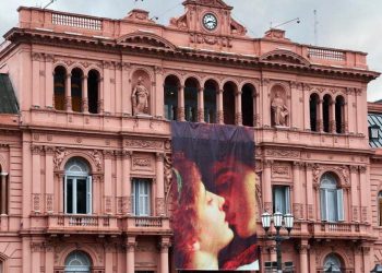 El Gobierno se sumó a la celebración de "San Valentín" con un afiche en la Casa Rosada