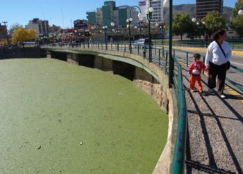 Por si algo faltaba en Carlos Paz, denuncian que bares y restaurantes vuelcan sus desechos al lago