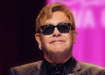 Elton John criticó la censura en Rusia de las escenas de sexo en el film sobre su vida