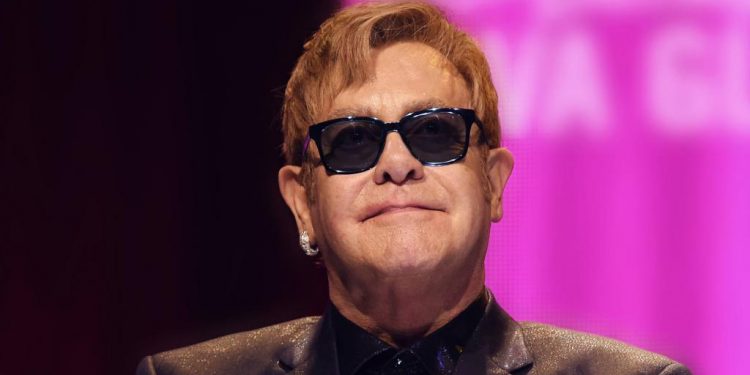 Elton John criticó la censura en Rusia de las escenas de sexo en el film sobre su vida