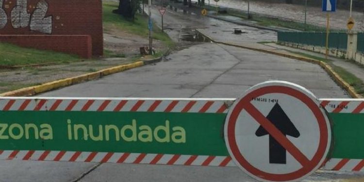 Efectúan cortes en Costanera, por la crecida del río Suquía