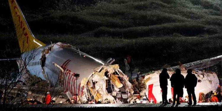 Un avión se partió en tres durante un aterrizaje en Estambul