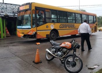 Falleció un motociclista al impactar con un colectivo en barrio Ituzaingó
