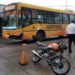 Falleció un motociclista al impactar con un colectivo en barrio Ituzaingó
