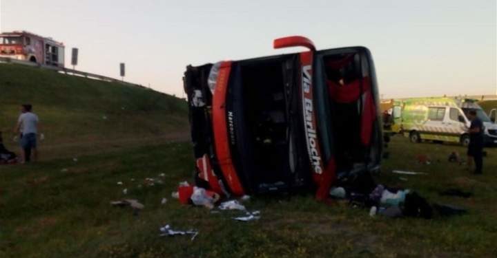 Volcó un colectivo doble piso: 2 muertos y 13 heridos