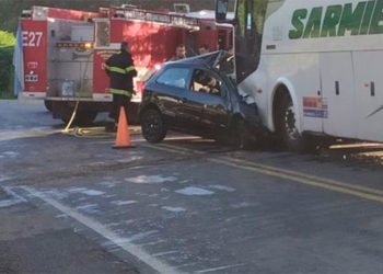 Murió un joven de 21 años tras chocar contra un micro en Cosquín