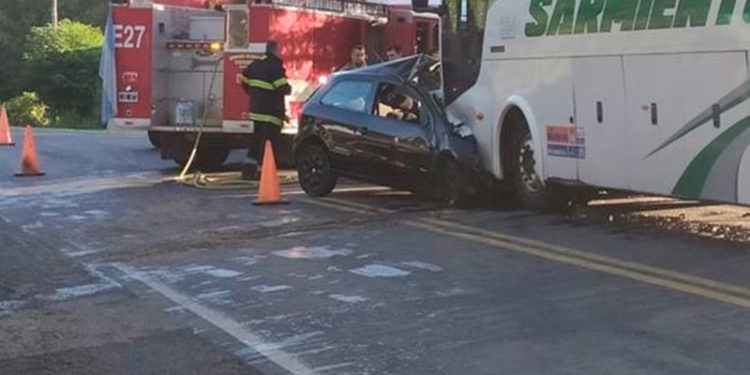 Murió un joven de 21 años tras chocar contra un micro en Cosquín
