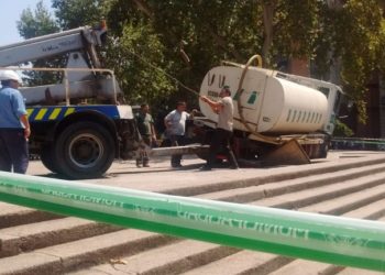 Un camión cisterna se cayó a metros de la Municipalidad