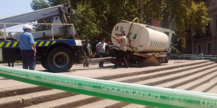 Un camión cisterna se cayó a metros de la Municipalidad