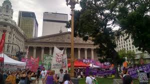 8M: Manifestación frente a la Catedral para reclamar la "separación de la Iglesia y el Estado"