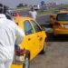 Taxistas del Aeropuerto fumigaron sus vehículos en forma preventiva