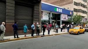 Este miércoles abrirán algunas sucursales bancarias para que puedan cobrar jubilados con turno