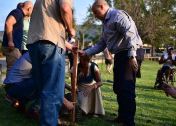 Forestan la costanera del Lago San Roque con especies nativas
