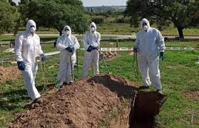 Cavan tumbas de forma anticipada en el cementerio San Vicente por el coronavirus