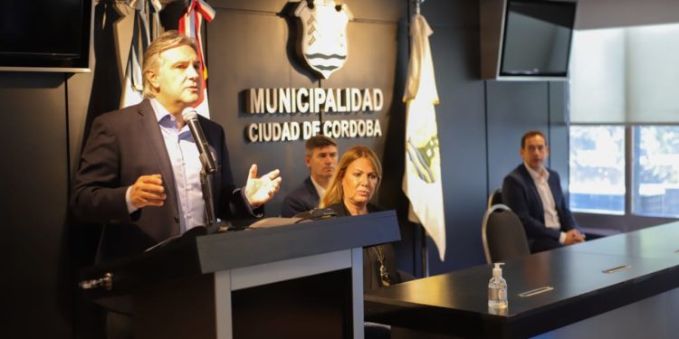 Covid-19 : Llaryora presentó la aplicación "Vecino Salud"