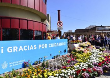 Con ofrendas florales, se brindó homenaje al personal de la salud pública