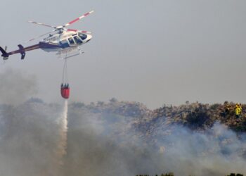 Bomberos y brigadistas combaten el fuego en Potrero de los Funes