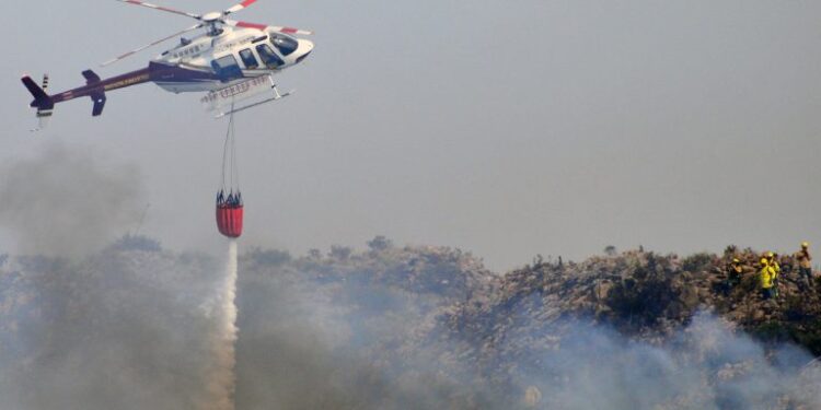 Bomberos y brigadistas combaten el fuego en Potrero de los Funes