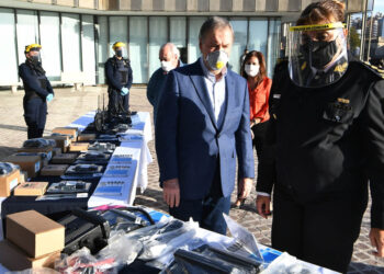 La Provincia entregó equipamiento de comunicaciones a la Policía