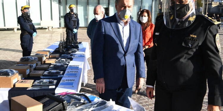 La Provincia entregó equipamiento de comunicaciones a la Policía