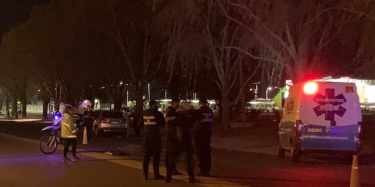 Una mujer murió tras ser embestida por un auto en la ruta 5