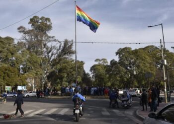 Qué decidió el Municipio respecto a la bandera LGBT en el Parque Sarmiento