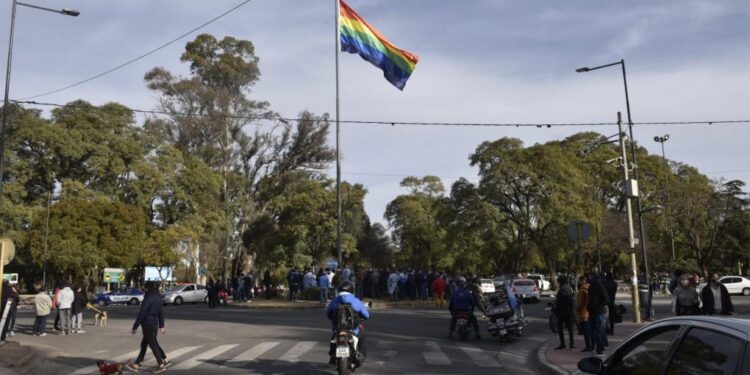 Qué decidió el Municipio respecto a la bandera LGBT en el Parque Sarmiento