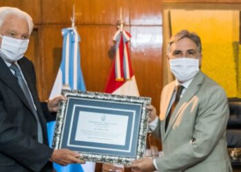 Llaryora entregó una plaqueta de reconocimiento a la trayectoria a Gustavo Tobi