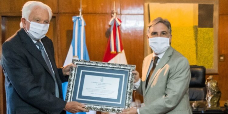 Llaryora entregó una plaqueta de reconocimiento a la trayectoria a Gustavo Tobi