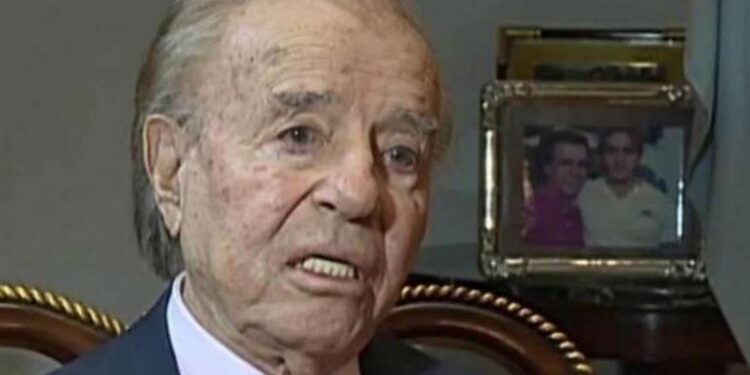 Menem “evoluciona bien” del cuadro de neumonía