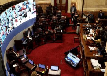 Con la oposición ausente, el oficialismo aprobó el DNU de los superpoderes