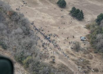 Dispersaron a más de cien personas en una carrera de caballos