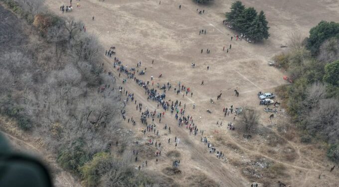 Dispersaron a más de cien personas en una carrera de caballos