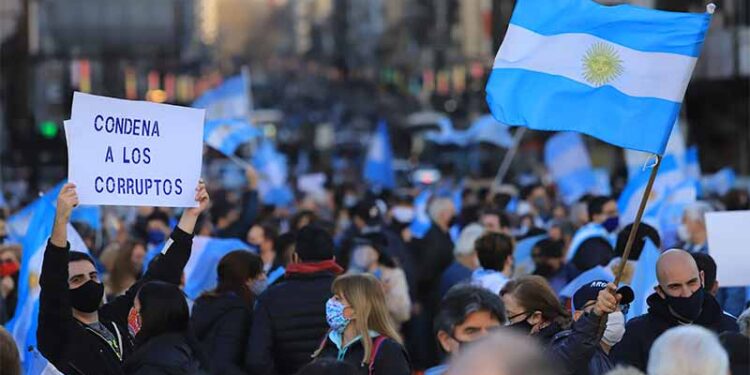 Numerosos "Banderazos" contra el Gobierno en distintos puntos del país