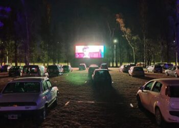 Estación Juárez Celman inauguró el autocine con éxito