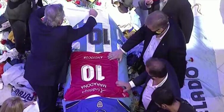 Alberto Fernández despidió a Maradona en la Casa Rosada