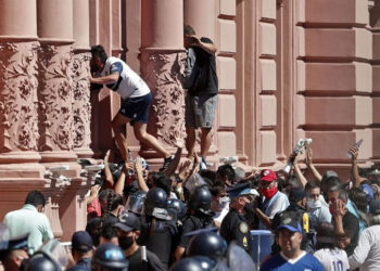 El Presidente dijo que se investigará el ingreso de barrabravas a la Casa de Gobierno