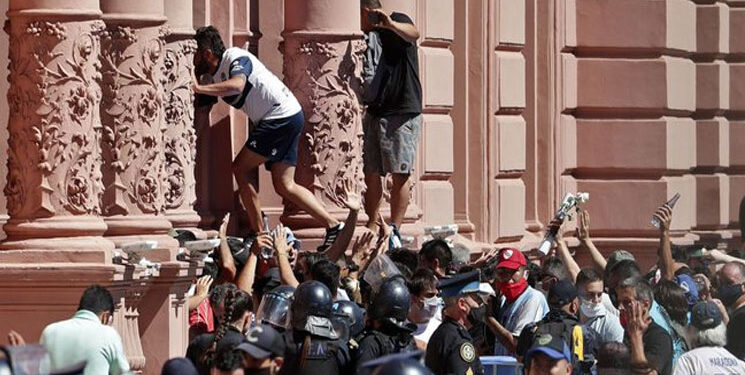 El Presidente dijo que se investigará el ingreso de barrabravas a la Casa de Gobierno