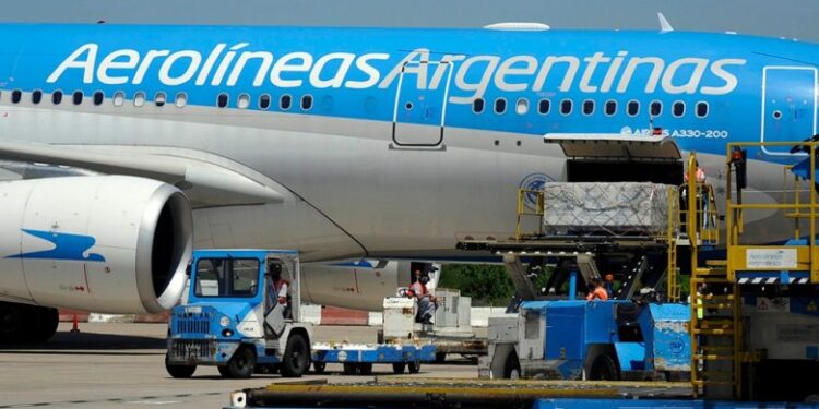 Llega al país el vuelo que traerá 300 litros del principio activo Sputnik V