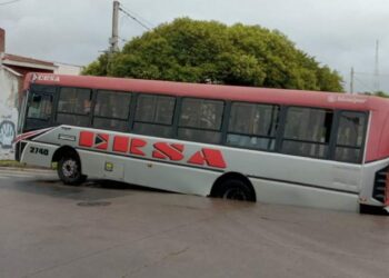 Alto bache: un colectivo de Ersa quedó atascado en el asfalto