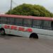 Alto bache: un colectivo de Ersa quedó atascado en el asfalto