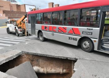 El bache en el que se atascó el colectivo se debió a un caño cloacal que perdía líquido