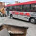 El bache en el que se atascó el colectivo se debió a un caño cloacal que perdía líquido