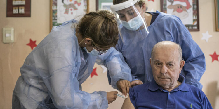 Se vacunó al 100% de los geriátricos de Capital y comienza la inmunización a mayores de 70 años