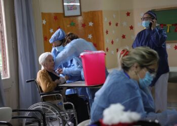 Empezó la vacunación en geriátricos de Córdoba