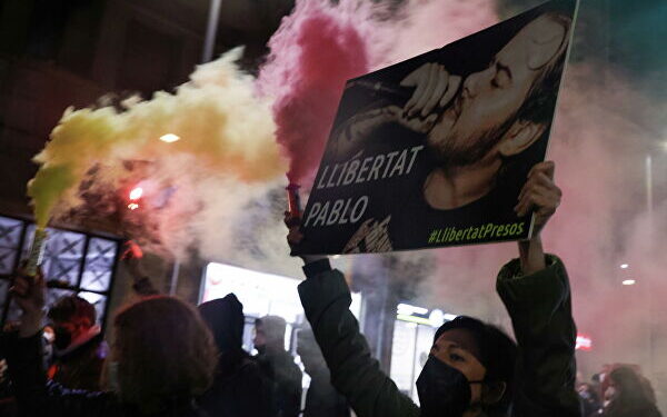 Disturbios en España por la detención del rapero Pablo Hasél