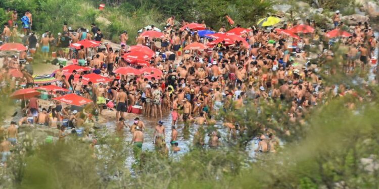 Nuevo desborde de turistas en los balnearios