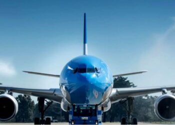 En la madrugada partió otro avión a Rusia y esta tarde llegarán un millón de dosis de China