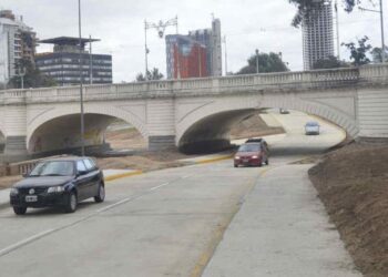 Realizan cortes en avenida Costanera por las lluvias